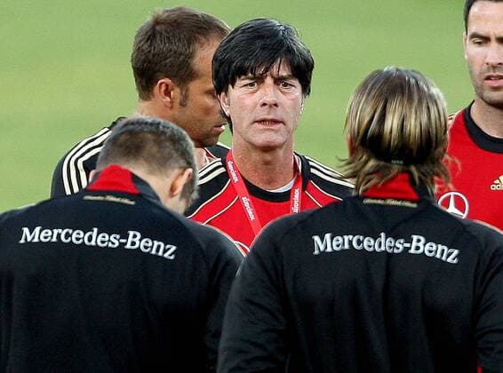 FUSSBALL - FIFA WM 2010, Training GER ATTERIDGEVILLE, Vorberichte, Vorbereitung, Training Nationalmannschaft Deutschland. Bild zeigt Bundestrainer Joachim Loew (GER, Mitte). 