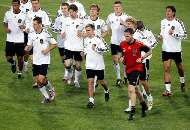 FUSSBALL - FIFA WM 2010, Training GER ATTERIDGEVILLE, Vorberichte, Vorbereitung, Training Nationalmannschaft Deutschland. Bild zeigt das Lauftraining mit vorn v.li. Miroslav Klose, Philipp Lahm, Fitnesstrainer Shad Forsythe und Mario Gomez (R, alle GER). 