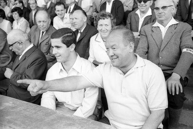 Gerd Müller (Deutschland, vorn 2.v.li.) und Trainer Zlatko Tschik Cajkovski (re. vorn, beide Bayern) als Zuschauer auf der Tribüne Fußball 1. BL Herren Saison 1966 1967, FC Bayern München - FC Schalke 04 5:0 Gruppe München Freude,