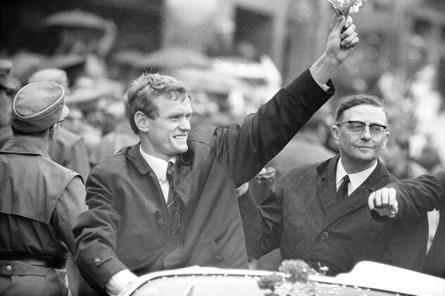 FC Bayern München feiert den Sieg des Europapokals der Pokalsieger der Saison 1966 1967 mit einem Autokorso, li. Torwart Sepp Maier Fußball EC 2 Herren Europapokal der Pokalsieger 1966 1967, FC Bayern München, Empfang, Ankunft, Korso, Autokorso Gruppe München Freude,