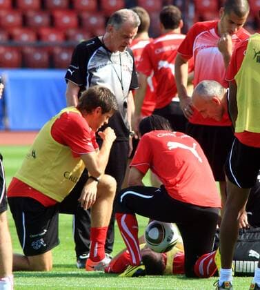 Fussball Abschlusstraining der Schweizer Nationalmannschaft im Stadion Letzigrund Zürich . Verletzung im Abschlusstraining von Alexander Frei Im Bild; Alexander Frei verletzt am Boden , links Benjamin Huggel und Hakan Yakin, dahinter Nationaltrainer Ottmar Hitzfeld 