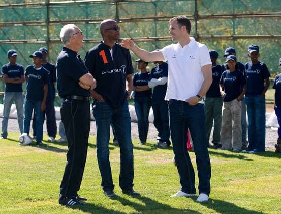 Academy Member Franz BECKENBAUER (GER, L) im Gepräch mit Laureus Präsident Edwin MOSES (USA, Mitte) und Teammanager Oliver BIERHOFF (GER) - Laureus meets Nationalmannschaft -Kindertraining. Training der Deutschen Fussball Nationalmannschaft in Erasmia Centurion