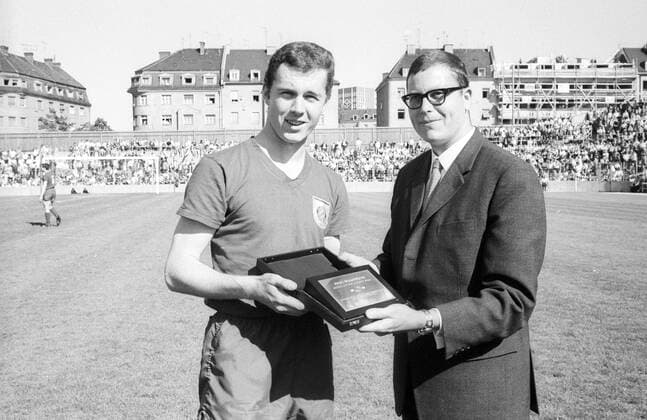 Franz Beckenbauer (Bayern, li.) wird vor dem Spiel ausgezeichnet Fußball 1. BL Herren Saison 1966 1967, FC Bayern München - Hamburger SV 3:1, Hamburg, HSV Gruppe München Freude,