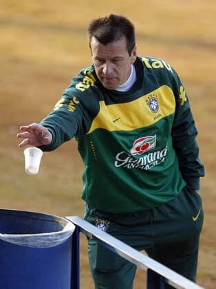 Training Brasilien - Nationaltrainer Carlos Dunga x(134)xRodolfoxBuhrerx xLaxImagemx  (800) o0 Einzelbild kurios Komik Trainer