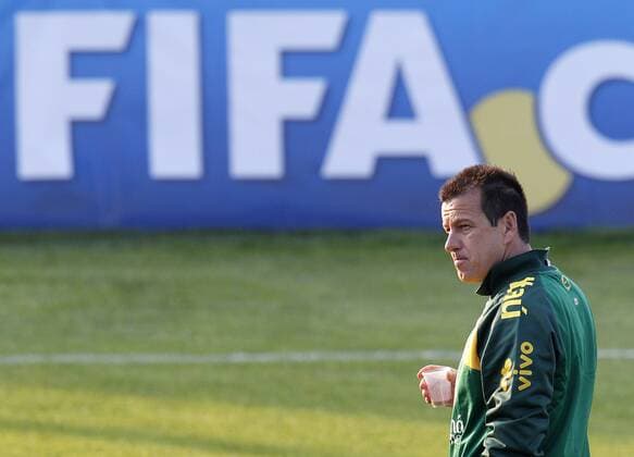Training Brasilien - Nationaltrainer Carlos Dunga vor einem FIFA Schriftzug x(134)xRodolfoxBuhrerx xLaxImagemx  (800) o0 Einzelbild Trainer Nachdenklichkeit Skepsis