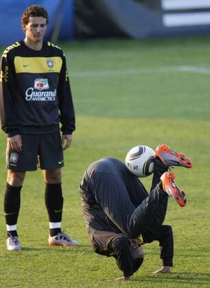 Training Brasilien - Robinho (re.) demonstriert dem staunenden Elano Blumer seine Ballkünste x(134)xRodolfoxBuhrerx xLaxImagemx  (800) o0 kurios Komik Technik Ballbehandlung