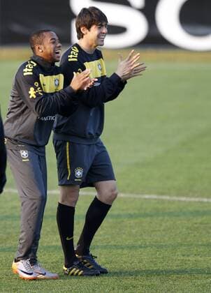 Training Brasilien - Robinho (li.) und Kaka bestens gelaunt x(134)xRodolfoxBuhrerx xLaxImagemx  (800) o0 Freude