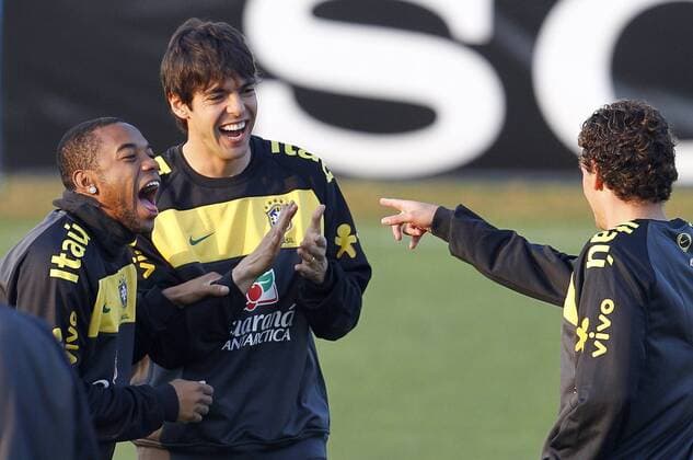Training Brasilien - Robinho (li.) und Kaka quittieren den Fingerzeig des Kollegen Elano Blumer mit einem lauten Lachen x(134)xRodolfoxBuhrerx xLaxImagemx  (800) o0 Freude Spaß Kameradschaft Teamgeist