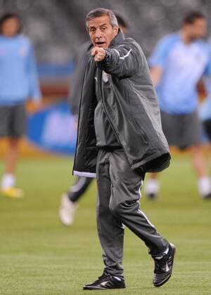 FUSSBALL WM 2010 10.06.2010 Abschlusstraining Uruguay: Trainer Oscar Tabarez (Uruguay) o0 Nationaltrainer Freude