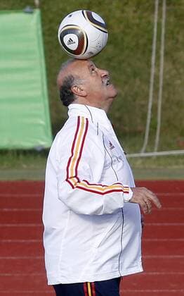 Spain s coach Vicente del Bosque during training session.June 10, 2010.  (20100610792) o0 Nationaltrainer, Trainer