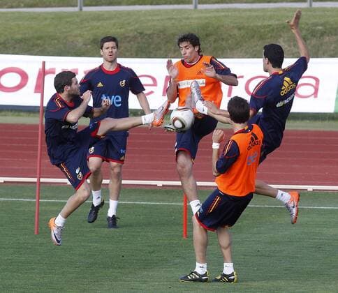 Spain s Juan Mata, Xabi Alonso, Joan Capdevila and Sergio Busquets (L-R) during training session.June 10, 2010.  (20100610802)