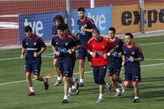 Spain s Cesc Fabregas, Carles Puyol, Javi Martinez, Gerard Pique, Victor Valdes, Pedro Rodriguez Pedrito and Xavi Hernandez (L-R) during training session.June 10, 2010.  (20100610761) o0 Javier