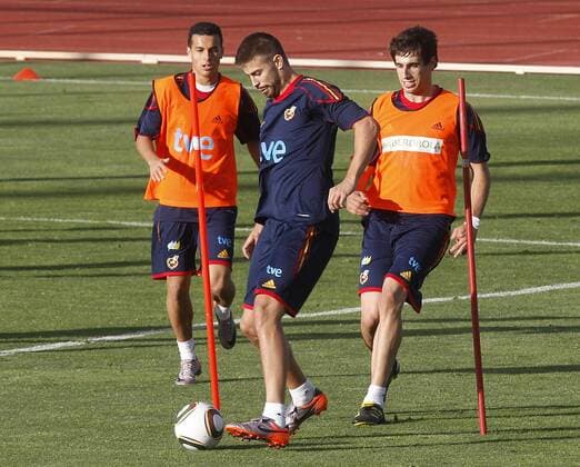 Spain s Gerard Pique (C), Pedro Rodriguez Pedrito (L) and Javi Martinez during training session.June 10, 2010.  (20100610840) o0 Javier