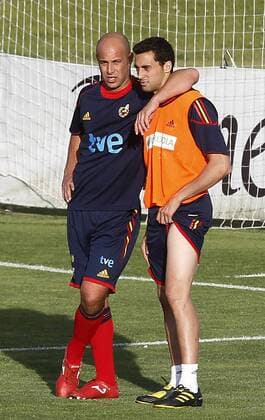 Spain s Pepe Reina (L) and Alvaro Arbeloa during training session.June 10, 2010.  (20100610847) Jose Manuel