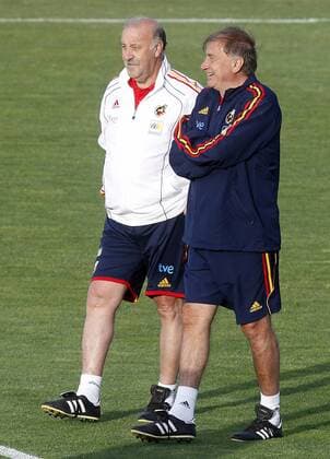 Spain s coach Vicente del Bosque (L) and his assistent Toni Grande during training session.June 10, 2010.  (20100610857) o0 Nationaltrainer, Trainer