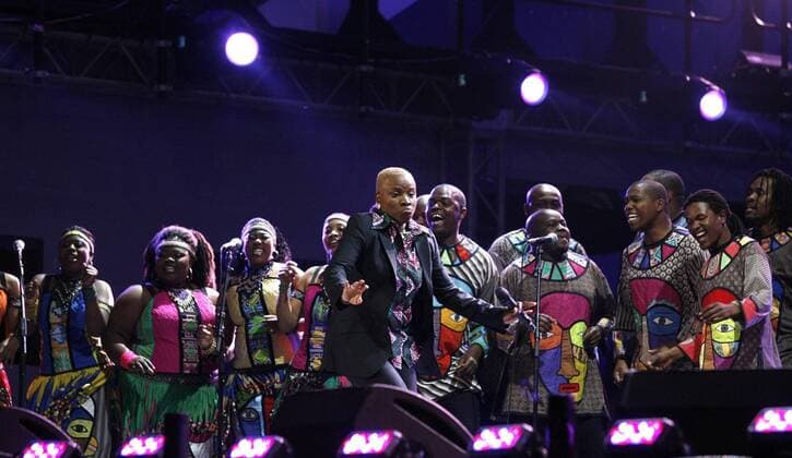 SOWETO, ? 10 June 2010: Angelique Kidjo and the Soweto Gospel Choir entertain the crowds at the kick-off celebration concert at Orlando Stadium in Soweto . Gallo0000115043 o0 Sängerin
