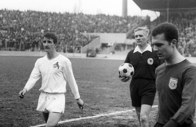 Schiedsrichter Helmut Fritz zwischen Hannes Löhr (Köln, li.) und Franz Beckenbauer (Bayern) Fußball 1. BL Herren Saison 1966 1967, FC Bayern München - 1. FC Köln 2:0 Gruppe München Enttäuschung,
