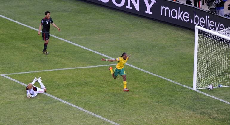 Siphiwe Tshabalala of South Africa celebrates scoring the first goal past Goalkeeper Oscar Perez of Mexico FIFA World Cup 2010 Group A South Africa v Mexico 11th June, 2010 EDITORIAL USE ONLY. No use with unauthorised audio, video, data, fixture lists, club league logos or live services. Online in-match use limited to 120 images, no video emulation. No use in betting, games or single club league player publications. o0 Jubel, Torjubel Freud Leid RSA