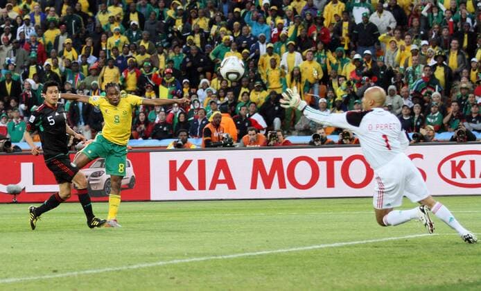 South Africa s Siphiwe Tshabalala c. scoring his sides opening vs Ricardo Osorio l. MEX goal FIFA World Cup 2010 Group A South Africa v Mexico 11th June, 2010 EDITORIAL USE ONLY. No use with unauthorised audio, video, data, fixture lists, club league logos or live services. Online in-match use limited to 120 images, no video emulation. No use in betting, games or single club league player publications. o0 Sponsor Wirtschaft Werbebande, Bande, Werbung Kia Tor RSA