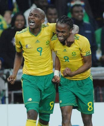South Africa vs Mexico - Siphiwe Tshabalala, right, celebrates his goal with Katlego Mphela (South Africa)  o0 Jubel Freude Emotionen