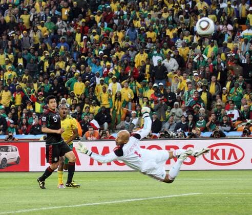 South Africa s Siphiwe Tshabalala (C) scoring his sides opening goal against goalkeeper Oscar Perez and Ricardo Osorio of Mexico EDITORIAL USE ONLY. No use with unauthorised audio, video, data, fixture lists, club league logos or live services. Online in-match use limited to 120 images, no video emulation. No use in betting, games or single club league player publications. o0 Tor Zuschauer Werbebande, Bande, Sponsor, Werbepartner, Werbung, Wirtschaft KIA Spannung Totale