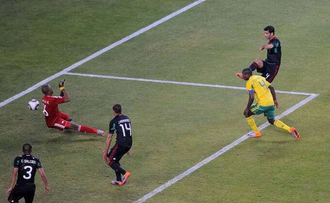 Rafael Marquez of Mexico (behind) scores the equalising goal past Aaron Mokoena (4) and goalkeeper Itumeleng Khune of South Africa EDITORIAL USE ONLY. No use with unauthorised audio, video, data, fixture lists, club league logos or live services. Online in-match use limited to 120 images, no video emulation. No use in betting, games or single club league player publications. o0 Tor