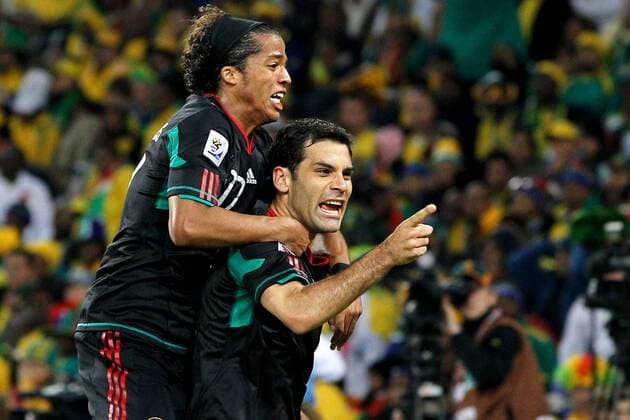 FUSSBALL WM 2010 VORRUNDE Gruppe A 11.06.2010 JUBEL Mexiko ; Torschuetze Rafael MARQUEZ (R) und Giovani DOS SANTOS  o0 Jubel Freude