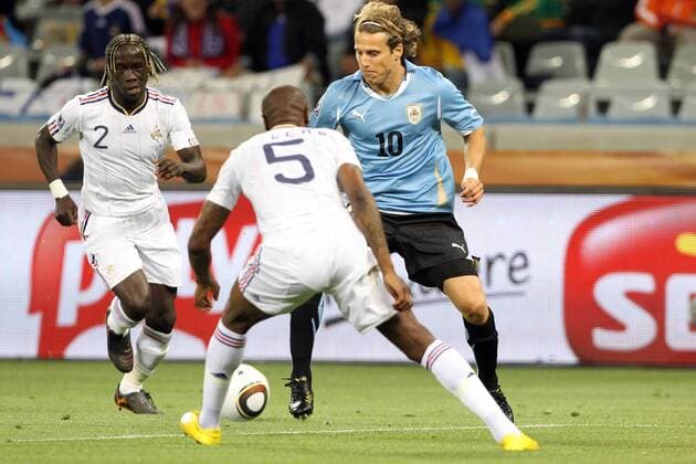 Uruguay vs France (white) - William Gallas (FRA, 5) and Bakary Sagna (L) vs Diego Forlan (URUGUAY) - - 11-06-10 EddyLEMAISTRE 