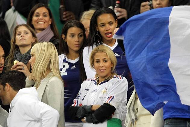 Spielerfrauen FRA - hi.v.li.: Charlene Suric Freundin von Gael Clichy ) - Jude Cisse - Ludivine Sagna et Nadege Gallas et - vorn v.li.: SANDRA EVRA - Wahiba Ribery et Barbara Anelka EdLEMAISTRE 