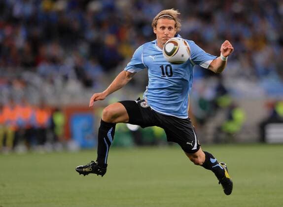 FUSSBALL WM 2010 VORRUNDE Gruppe A 11.06.2010 Uruguay (blau) - Frankreich: Diego Forlan (Uruguay) am Ball.