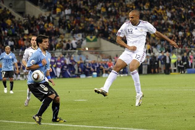 Torchance von Thierry HENRY (FRA) gegen Mauricio VICTORINO (Uruguay) - Uruguay vs Frankreich (weiß). Vorrunde,Gruppe A, Fifa World Cup 2010