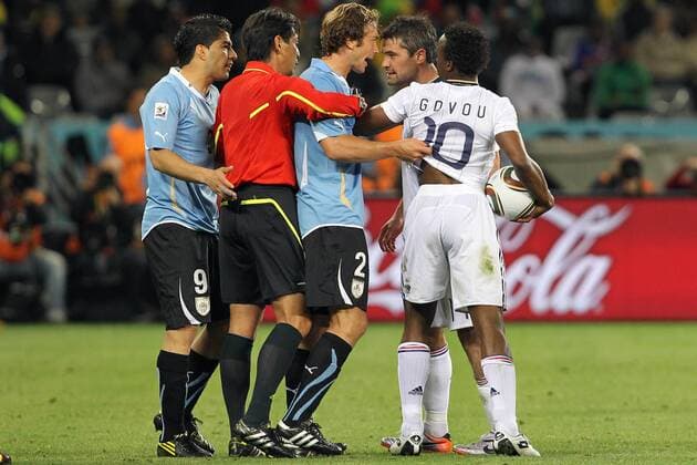Uruguay (blue) vs France - Jeremy Toulalan (FRA, 2R) and Diego Lugano (Uruguay, Nr 2) arguing - 11-06-10 EddyLEMAISTRE 