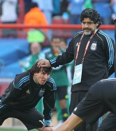 Nationaltrainer Diego MARADONA (R) tätschelt Lionel MESSI (ARG) den Kopf - Argentinien (ARG) vs. Nigeria (NGR) 1:0, am 12.06.2010 Fussball Weltmeisterschaft 2010 - NO SALES IN JAPAN!
