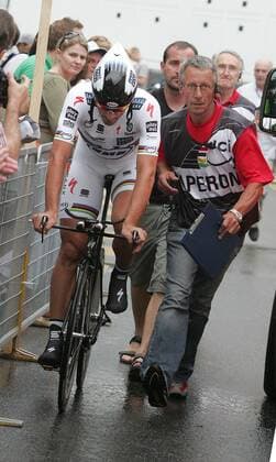 12.06.2010 Lugano Radsport Tour de Suisse Prolog, Fabian CANCELLARA (SUI Saxo Bank, li.) muss zur Dopingkontrolle o0 Kontrolle, Doping,