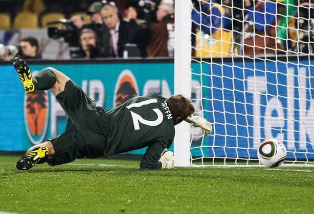 FUSSBALL WM 2010 VORRUNDE Gruppe C 12.06.2010 England - USA Torwart Robert GREEN (England) rutscht der Ball ins Tor zum 1-1 - 