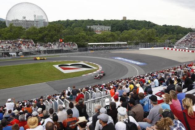 Motorsports Formula 1: World Championship 2010, GP of Canada, 01 Jenson Button (GBR, Vodafone McLaren Mercedes) auf dem Circuit Gilles Villeneuve in der Epingle Kurve vor der Biosphere von Montreal , xHOCHxZWEIx o0 Zuschauer Fan Zuschauerperspektive Tribüne Sponsor,Werbung, Wirtschaft Bridgestone
