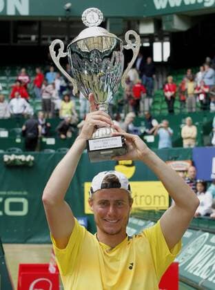 Gerry Weber Open 2010, Finale in Halle Westfalen, Siegerehrung - Sieger Lleyton Hewitt (Australien) mit Pokal