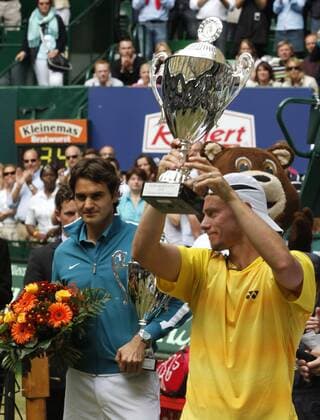 Gerry Weber Open 2010, Finale in Halle Westfalen, Siegerehrung - Sieger Lleyton Hewitt (Australien) hält Pokal empor, Finalist Roger Federer (SUI) dahinter