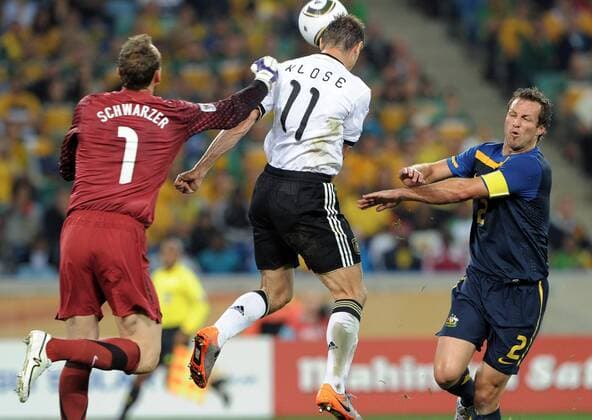 13.06.2010, Durban - WM 2010 - Deutschland vs Australien 4:0 --- Tor zum 2:0: Miroslav Klose (Deutschland, Mitte) gegen Torwart Mark Schwarzer (li) und Lucas Neill (re, beide Australien)