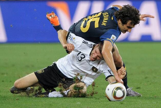 FUSSBALL WM 2010 VORRUNDE Gruppe D 13.06.2010 Deutschland - Australien - Thomas Mueller (li, Deutschland) gegen Mile Jedinak (Australien)