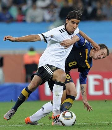 FUSSBALL WM 2010 VORRUNDE Gruppe D 13.06.2010 Deutschland - Australien Sami Khedira (li, Deutschland) gegen Luke Wilkshire (Australien)