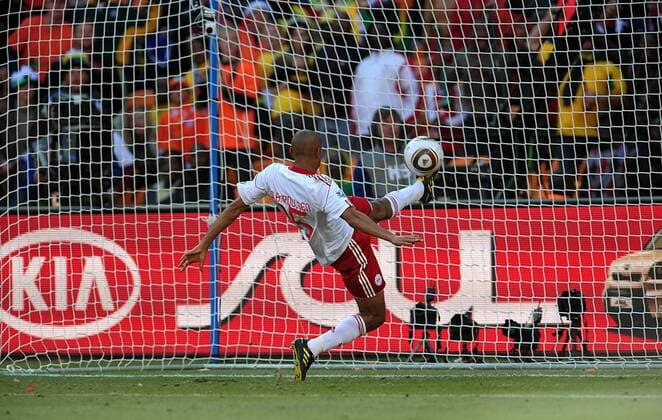 14.06.2010, Fußball-WM 2010, Gruppe E, Holland - Dänemark, im Soccer-City-Stadion Johannesburg, Simon Poulsen (DEN) rettet den Ball auf der Linie. ---  o0 Abwehr Werbebande Bande Werbung Sponsor Wirtschaft KIA