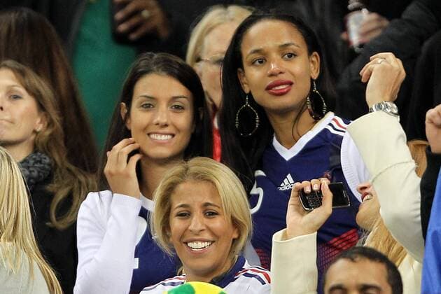 Spielerfrauen FRA - hi.v.li.: Ludivine Sagna (Ehefrau von Bakary Sagna) und Nadege Gallas (Ehefrau von William Gallas) - vorn v.li.: Wahiba Ribery (Ehefrau von Franck Ribery) EdLEMAISTRE  Cape Town