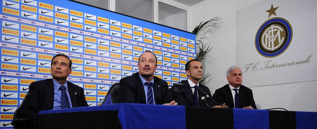 Inter Mailand stellt den neuen Trainer vor: Trainer Rafael Benitez 2.li., Generaldirektor Ernesto Paolillo li. und Technischer Direktor Marco Branca 2.re.  o0 Funktionär