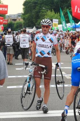 Radsport Tour de Suisse 2010 4. Etappe Schwarzenburg - Wettingen Sturz beim Schlussspurt . Martin Elmiger läuft über die Ziellinie mit dem Rennrad o0 Panne kaputt kurios Ziel 