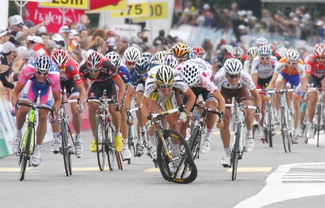 Tour de Suisse 4. Etappe Schwarzenburg - Wettingen. Sturz vor dem Ziel Heinrich Haussler (GER Team Cervelo Test, 2.v.re.) fährt in das gebrochene Rad von Marc Cavendish (GBR HTC Columbia, 3.v.re.) - links der Sieger Alessandro Petacchi (ITA Team Lampre) 15.Juni 2010 o0 Totale 