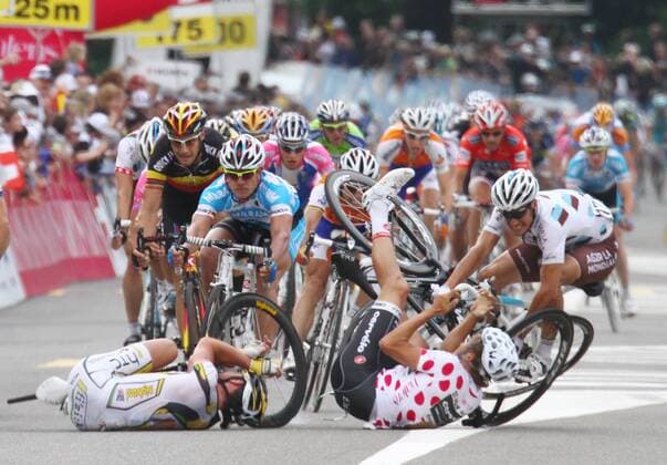 Tour de Suisse 4. Etappe Schwarzenburg - Wettingen. Sturz vor dem Ziel Heinrich Haussler (GER Team Cervelo Test, .vorn re.) und Mark Cavendish (GBR HTC Columbia, vorn li.) - Gerald Ciolek (GER Milram, in blau), re. Daneben Oscar Freire (ESP Rabobank), li. daneben Tom Boonen (BEL Quick Step) 15.Juni 2010 o0 Totale 