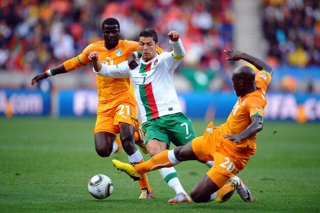 - Elfenbeinküste (orange) vs Portugal - - Port Elizabeth - Cristiano RONALDO (M) vs Emmanuel EBOUE (L) und Guy DEMEL - xAnthonyxBibardxFEP 