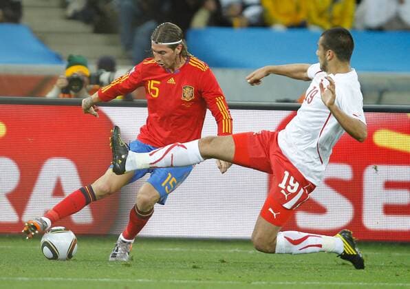 Sergio Ramos (L) of Spain vies with Switzerland s Eren Derdiyok, Spain (red) - Switzerland (white) 