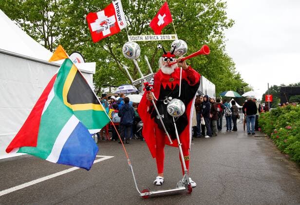 Radteufel Didi Senft am Rande der Tour de Suisse im WM Fieber o0 Dieter Teufel Kurios Komik Kostüm Fussball Vuvuzela, Tröte, Fantröte 